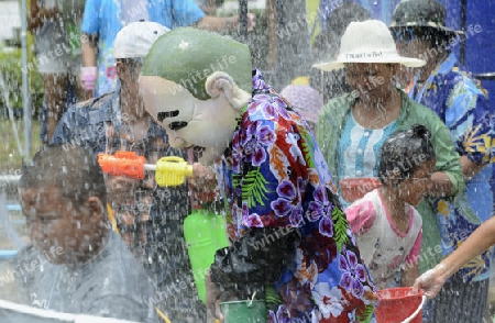 Das Songkran Fest oder Wasserfest zum Thailaendischen Neujahr ist im vollem Gange in Ayutthaya noerdlich von Bangkok in Thailand in Suedostasien.  