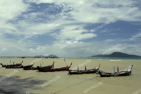 Ein Strand in Rawai Beach im sueden der Insel Phuket im sueden von Thailand in Suedostasien.