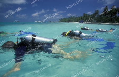 
Eine Tauchschule an der Insel Velavaru im Southmale Atoll auf den Inseln der Malediven im Indischen Ozean