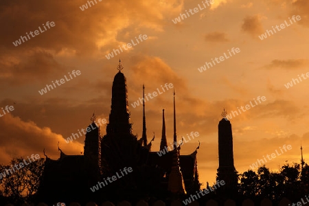 Das Tempelgelaende in der Abendstimmung mit dem Wat Phra Keo beim Koenigspalast im Historischen Zentrum der Hauptstadt Bangkok in Thailand. 