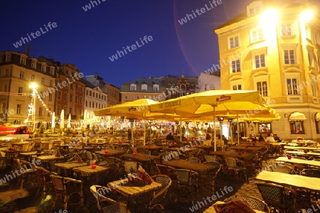 Europa, Osteuropa, Baltikum, Lettland, Riga, Hauptstadt, Altstadt, Domplatz, Dom, Kirchturm, Restaurant, Abend, 
Ein Restaurant und Bierhaus vor dem Dom am Domplatz in der Altstadt von Riga der Hauptstadt von Lettland im Baltikum und Osteuropa.   