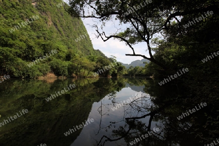 Die Landschaft am Nam Don oder Don River beim Dorf Tha Falang von Tham Pa Fa unweit der Stadt Tha Khaek in zentral Laos an der Grenze zu Thailand in Suedostasien.