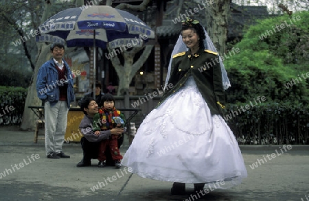 a chinese Wedding couple in a parc in the city of Chengdu in the provinz Sichuan in centrall China.