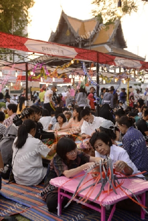 Menschen bei kreativer Arbeit bei einem Fest im Santichaiprakan Park am Mae Nam Chao Phraya in der Hauptstadt Bangkok von Thailand in Suedostasien.