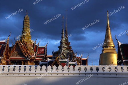 Das Tempelgelaende in der Abendstimmung mit dem Wat Phra Keo beim Koenigspalast im Historischen Zentrum der Hauptstadt Bangkok in Thailand. 