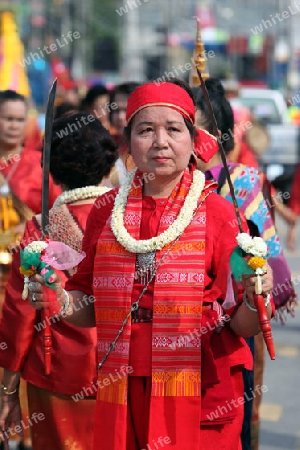 Eine traditionelle Tanz Gruppe zeigt sich an der Festparade beim Bun Bang Fai oder Rocket Festival in Yasothon im Isan im Nordosten von Thailand. 