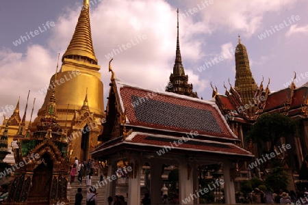 Die Tempelanlage des Wat Phra Kaew in Banglamphu in Bangkok der Hauptstadt von Thailand in Suedostasien.  