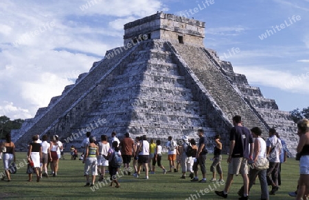 Die Pyramide der Maya Ruine von Chichen Itza im Staat Yucatan auf der Halbinsel Yuctan im sueden von Mexiko in Mittelamerika.   