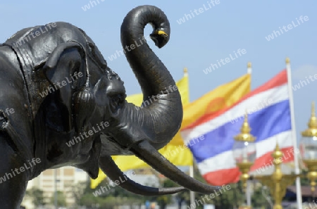 Eine Elefanten Figur und die Thailaendische Flagge in der Tempelanlage des Wat Arun am Mae Nam Chao Phraya River in der Hauptstadt Bangkok von Thailand in Suedostasien.