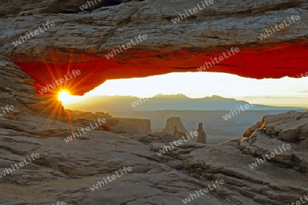 "Mesa Arch" bei Sonnenaufgang, Canyonlands Nationalpark, Utah, USA