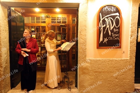 Eines von mehreren Fado Lokalen mit Live Fadomusik und gutem Essen im Quartier Alfama in der Altstadt von Lissabon  in Portugal.