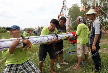 Eine Rakete wird zum Start bereitgemacht beim Bun Bang Fai oder Rocket Festival in Yasothon im Isan im Nordosten von Thailand. 