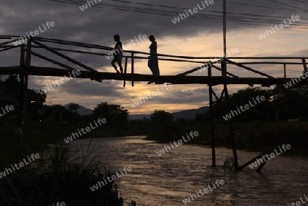 Eine Holzbruecke am Mae Nam Pai River in Pai im norden von Thailand in Suedostasien.