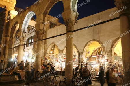 Eine Gasse mit Geschaeften im Souq in der Altstadt der Syrischen Hauptstadt Damaskus