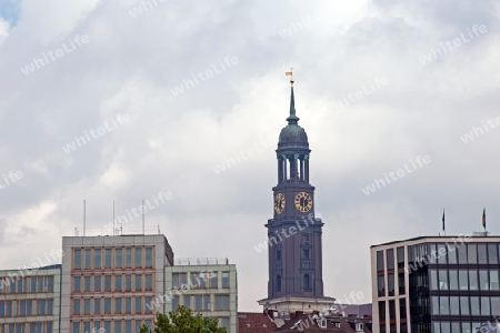 Hamburg 2012 ? Blick von der Elbe aus auf den Michel