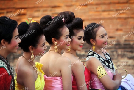 Taenzerinnen einer traditionellen Tanzgruppe bereitet sich auf eine Show vor im Wat Sa Si Tempel in der Tempelanlage von Alt-Sukhothai in der Provinz Sukhothai im Norden von Thailand in Suedostasien.