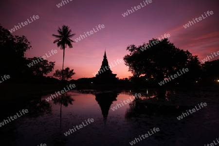 Ein Chedi beim Wat Mahathat Tempel in der Tempelanlage von Alt-Sukhothai in der Provinz Sukhothai im Norden von Thailand in Suedostasien.