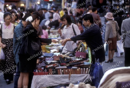 Ein Lederwahren Verkaeufer auf einem Markt im Zentrum in der Hauptstadt Seoul in Suedkorea in Ost Asien.