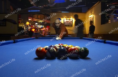 Mann spielt Pool-Billard