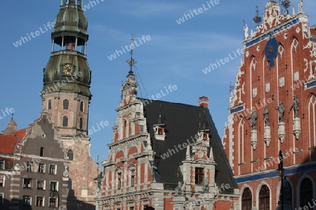 Die Petrikirche und das Schwarzhaeupterhaus in der Altstadt von Riga der Hauptststadt von Lettland im Baltikum in Osteuropa.  