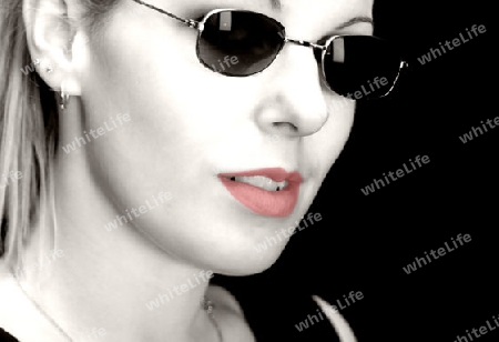 Frau mit Sonnenbrille