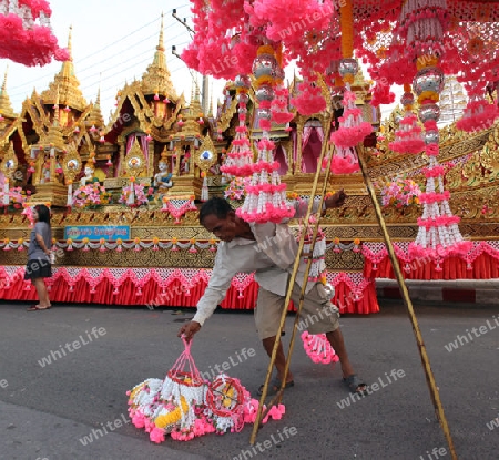 Der Raketenwage wird geschmueckt an der Festparade beim Bun Bang Fai oder Rocket Festival in Yasothon im Isan im Nordosten von Thailand. 