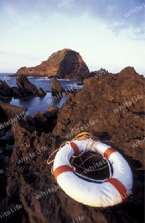 Europa, Atlantischer Ozean, Portugal, Insel, Madeira, Porto Moniz, Meer, Landschaft, Pool, Schwimmbad, Kueste,
Ein Sonnenuntergang an der Kueste beim Dorf Porto Moniz im Norden Insel Madeira im Atlantischen Ozean, Portugal,      (Urs Flueeler) 