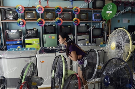 Ein Elektronik Geschaeft im Zentrum der Stadt Amnat Charoen in der Provinz Amnat Charoen nordwestlich von Ubon Ratchathani im nordosten von Thailand in Suedostasien.