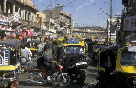 the trafic  in the town of Jaipur in Rajasthan in India.