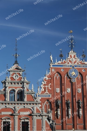 Die Petrikirche und das Schwarzhaeupterhaus in der Altstadt von Riga der Hauptststadt von Lettland im Baltikum in Osteuropa.  