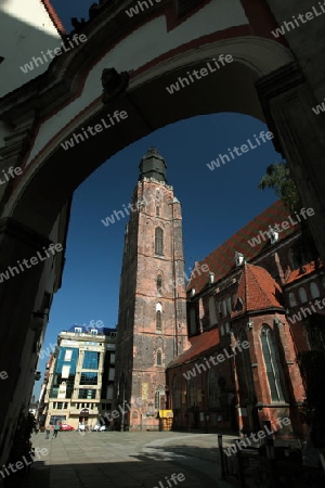 Die Elisabethkirche beim Stray Rynek Platz  in der Altstadt von Wroclaw oder Breslau im westen von Polen.  