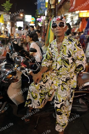 Ein Mann in der Kao San Road von Bangkok in Thailand.  (KEYSTONE/Urs Flueeler)