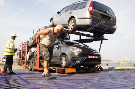 Autotransporter bei der Einfahrt in die WATLING STREET im Hafen von Travem?nde