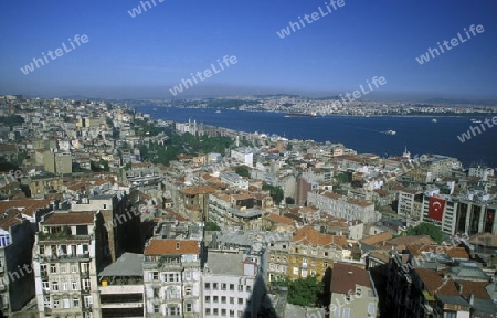 Die Skyline von Galatasaray auf den Bosphorus in Istanbul in der Tuerkey.