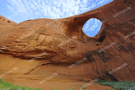 Mokassin Arch, Monument Valley, Arizona, USA