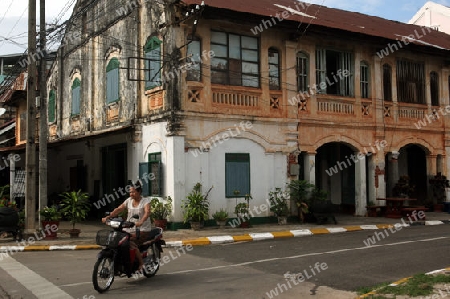 Ein kolloniales Haus in der Stadt Savannahet in zentral Laos an der Grenze zu Thailand in Suedostasien.