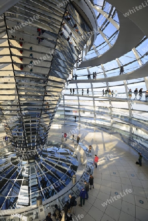 Innenraum mit verspiegelter Mittels?ule der Reichstagskuppel, Reichstag Berlin, Architekt Sir Norman Foster, Berlin, Deutschland, Europa