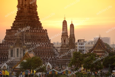 Die Tempelanlage des Wat Arun am Mae Nam Chao Phraya River in der Hauptstadt Bangkok von Thailand in Suedostasien.