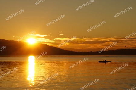 In den Sonnenuntergang paddeln