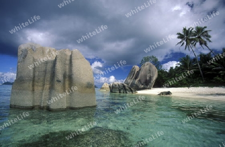 Ein Traumstrand auf der Insel La Digue der Inselgruppe Seychellen im Indischen Ozean in Afrika.