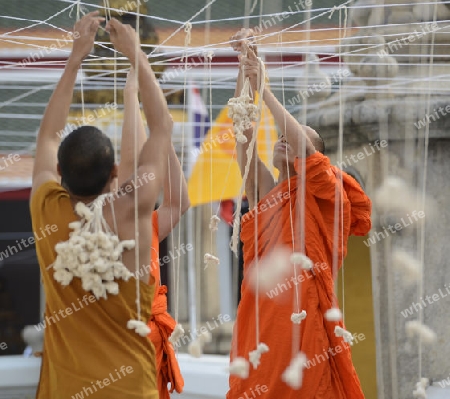 Moenche bei den Vorbereitungen auf die Neujahrsnacht Feier in der Tempelanlage des Wat Pho in der Hauptstadt Bangkok von Thailand in Suedostasien.