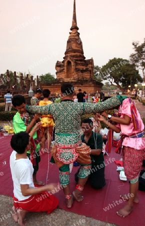 Taenzerinnen einer traditionellen Tanzgruppe bereitet sich auf eine Show vor im Wat Sa Si Tempel in der Tempelanlage von Alt-Sukhothai in der Provinz Sukhothai im Norden von Thailand in Suedostasien.