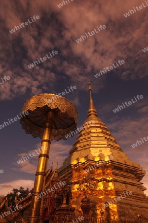 Der Chedi der Tempel Anlage des Wat Phra That Doi Suthep bei Chiang Mai in der Provinz Chiang Mai im Norden von Thailand in Suedostasien.