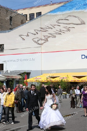 Ein Hochzeitspaar in der Neustadt von Riga der Hauptstadt von Lettland