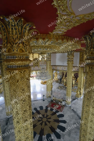 Der Grosse Tempel oder Chedi Phra Maha Chedi Chai Mongkhon auf einem Huegel bei Roi Et in der Provinz Roi Et nordwestlich von Ubon Ratchathani im nordosten von Thailand in Suedostasien.