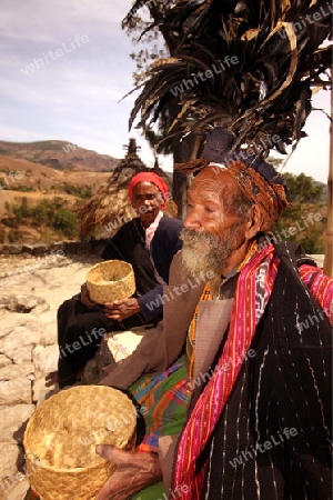 Ein Bauer in Zeremonieller Kleidung vor seinem Haus in einem Bauerndorf beim Bergdorf Maubisse suedlich von Dili in Ost Timor auf der in zwei getrennten Insel Timor in Asien