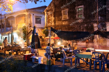 Das Altstadt Zentrum mit dem Nachtmarkt Platz am Grenzfluss Mekong River in der Stadt Tha Khaek in zentral Laos an der Grenze zu Thailand in Suedostasien.