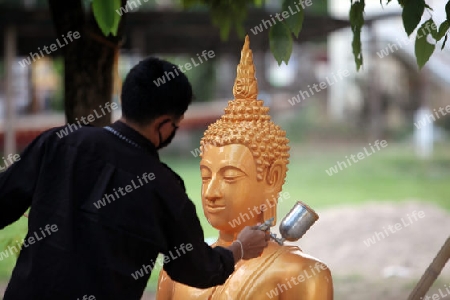 Die Goldene Buddha Produktion im Tempel Wat Sainyaphum in der Stadt Savannahet in zentral Laos an der Grenze zu Thailand in Suedostasien.