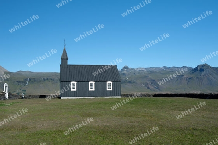 Der Westen Islands, die Kirche von Budir auf der S?dseite der Halbinsel Sn?fellsnes vor imposanter Bergkulisse