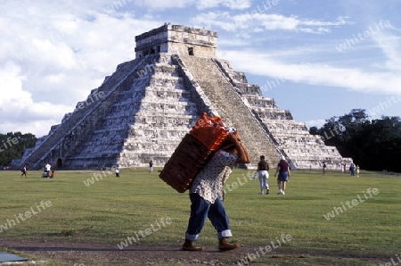 Die Pyramide der Maya Ruine von Chichen Itza im Staat Yucatan auf der Halbinsel Yuctan im sueden von Mexiko in Mittelamerika.   